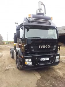 Iveco Magirus s jeřábem pro montáž krovů a vazníků - Pila Rohy